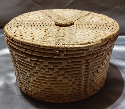 Wicker lidded basket - basket, x3